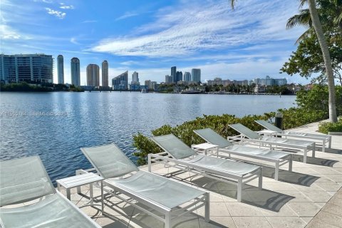 Condo in Aventura, Florida, 2 bedrooms  № 2027795 - photo 18