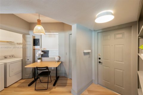 Condo in Aventura, Florida, 2 bedrooms  № 2027795 - photo 29