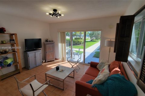 Снять в аренду таунхаус в Ки-Бискейн, Флорида 2 спальни, 96.8м2, № 1977470 - фото 2