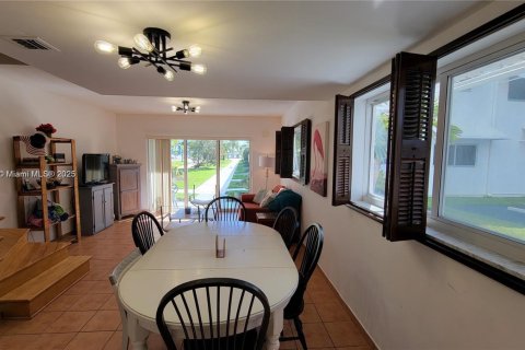 Снять в аренду таунхаус в Ки-Бискейн, Флорида 2 спальни, 96.8м2, № 1977470 - фото 3