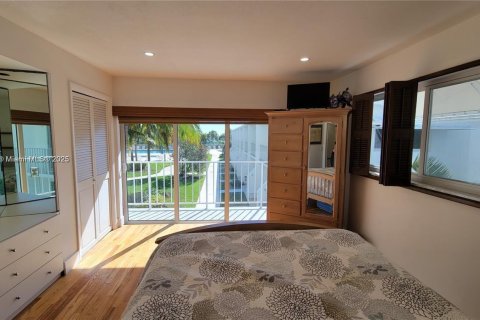 Снять в аренду таунхаус в Ки-Бискейн, Флорида 2 спальни, 96.8м2, № 1977470 - фото 6