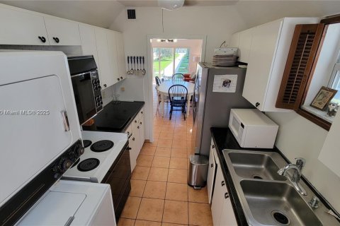 Снять в аренду таунхаус в Ки-Бискейн, Флорида 2 спальни, 96.8м2, № 1977470 - фото 14