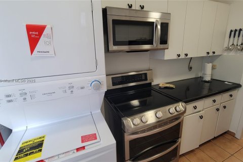 Снять в аренду таунхаус в Ки-Бискейн, Флорида 2 спальни, 96.8м2, № 1977470 - фото 13