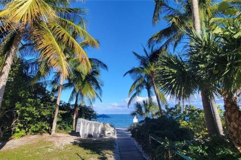 Снять в аренду таунхаус в Ки-Бискейн, Флорида 2 спальни, 96.8м2, № 1977470 - фото 17