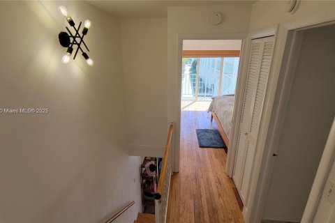 Снять в аренду таунхаус в Ки-Бискейн, Флорида 2 спальни, 96.8м2, № 1977470 - фото 4