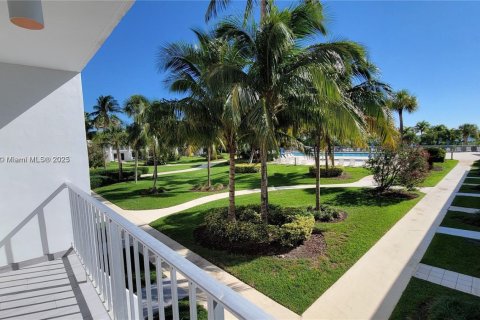 Снять в аренду таунхаус в Ки-Бискейн, Флорида 2 спальни, 96.8м2, № 1977470 - фото 15