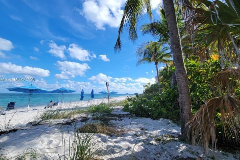 Снять в аренду таунхаус в Ки-Бискейн, Флорида 2 спальни, 96.8м2, № 1977470 - фото 16