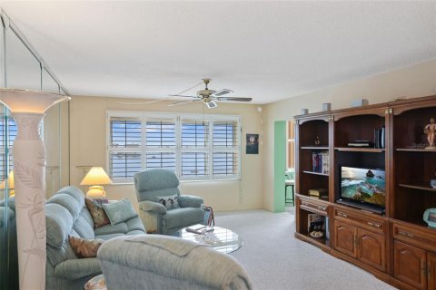 Condo in Saint Petersburg, Florida, 2 bedrooms  № 1768972 - photo 8