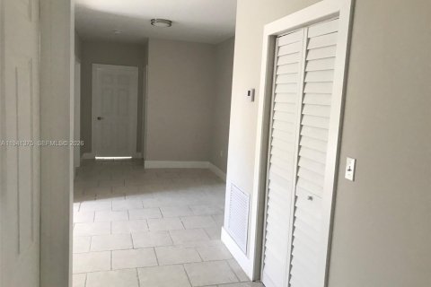 Снять в аренду виллу или дом в Майами, Флорида 2 спальни, 76.18м2, № 1998584 - фото 5