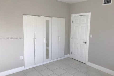 Снять в аренду виллу или дом в Майами, Флорида 2 спальни, 76.18м2, № 1998584 - фото 10