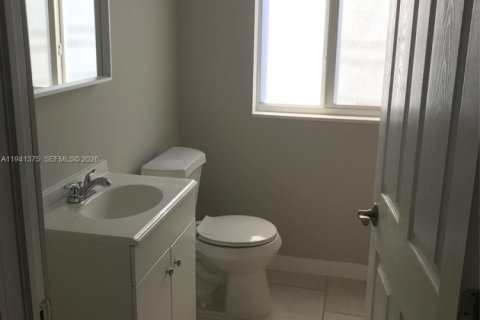 Снять в аренду виллу или дом в Майами, Флорида 2 спальни, 76.18м2, № 1998584 - фото 6