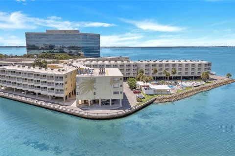 Propiedad comercial en venta en Tampa, Florida, 5 dormitorios, 247.86 m2 № 1895065 - foto 1