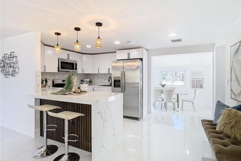 Villa ou maison à louer à Saint Petersburg, Floride: 3 chambres, 118.45 m2 № 2385639 - photo 7