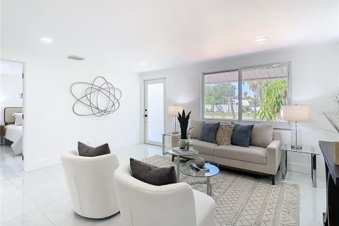 Villa ou maison à louer à Saint Petersburg, Floride: 3 chambres, 118.45 m2 № 2385639 - photo 6