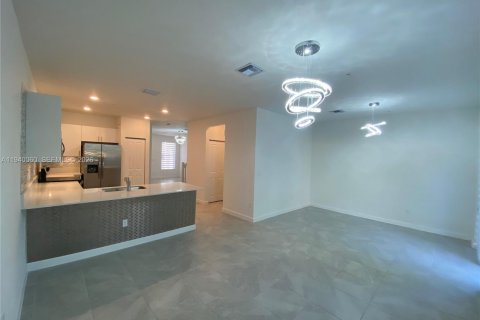 Adosado en alquiler en Pembroke Pines, Florida, 4 dormitorios, 169.83 m2 № 1997848 - foto 5