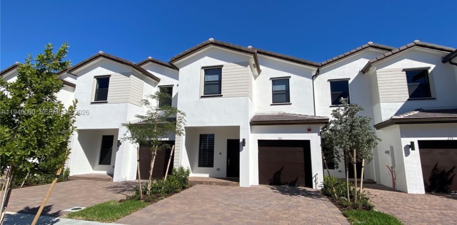 Adosado en Pembroke Pines, Florida 4 dormitorios, 169.83 m2 № 1997848