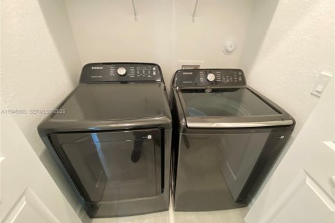 Adosado en alquiler en Pembroke Pines, Florida, 4 dormitorios, 169.83 m2 № 1997848 - foto 25