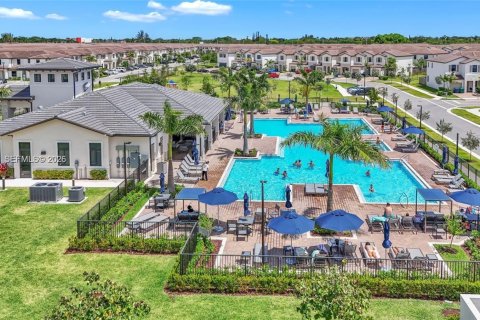 Touwnhouse à vendre à Miami, Floride: 3 chambres, 168.34 m2 № 2078534 - photo 27