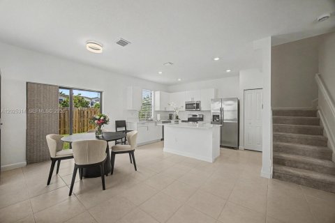 Touwnhouse à vendre à Miami, Floride: 3 chambres, 168.34 m2 № 2078534 - photo 2