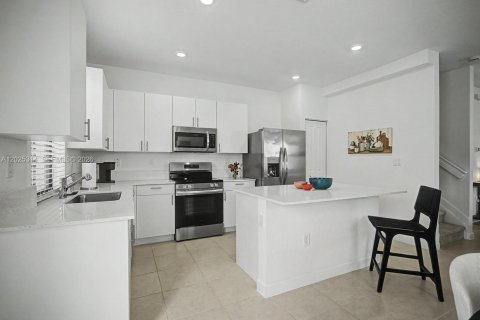 Touwnhouse à vendre à Miami, Floride: 3 chambres, 168.34 m2 № 2078534 - photo 4