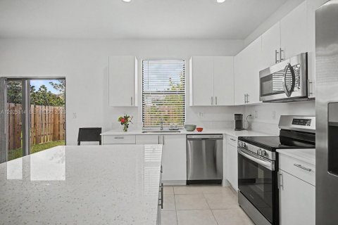 Touwnhouse à vendre à Miami, Floride: 3 chambres, 168.34 m2 № 2078534 - photo 3
