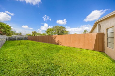 Villa ou maison à louer à Fort Lauderdale, Floride: 3 chambres, 83.61 m2 № 2276835 - photo 2