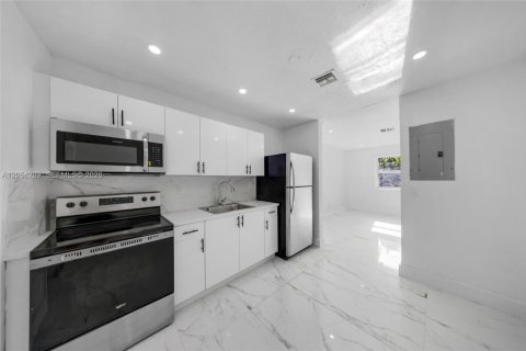Villa ou maison à louer à Fort Lauderdale, Floride: 3 chambres, 83.61 m2 № 2276835 - photo 6