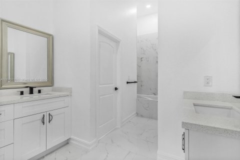 Villa ou maison à vendre à Lehigh Acres, Floride: 4 chambres, 202.53 m2 № 1957807 - photo 17