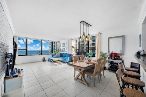 Copropriété à louer à Hollywood, Floride: 2 chambres, 110.55 m2 № 1864798 - photo 2