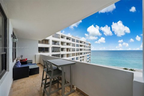 Copropriété à louer à Hollywood, Floride: 2 chambres, 110.55 m2 № 1864798 - photo 4