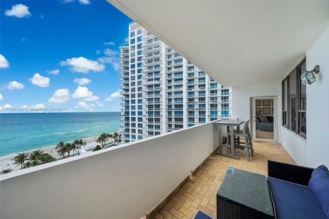 Copropriété à louer à Hollywood, Floride: 2 chambres, 110.55 m2 № 1864798 - photo 5