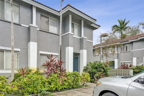 Adosado en alquiler en Pembroke Park, Florida, 3 dormitorios, 119.66 m2 № 1930966 - foto 1