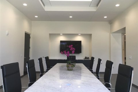 Propiedad comercial en alquiler en Tampa, Florida, 475.01 m2 № 1647883 - foto 10
