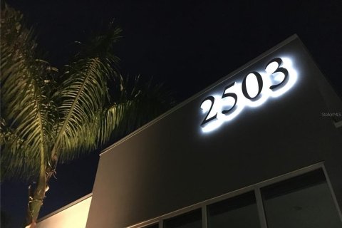 Propiedad comercial en alquiler en Tampa, Florida, 475.01 m2 № 1647883 - foto 2