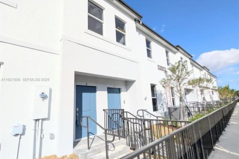 Снять в аренду таунхаус в Хомстед, Флорида 3 спальни, № 1988243 - фото 1