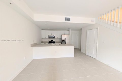 Снять в аренду таунхаус в Хомстед, Флорида 3 спальни, № 1988243 - фото 2