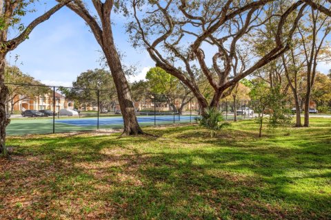 Condo in Oakland Park, Florida, 2 bedrooms  № 987397 - photo 1