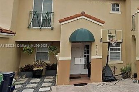 Adosado en venta en Miami, Florida, 3 dormitorios, 171.68 m2 № 1880190 - foto 1
