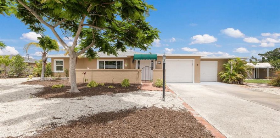 House in Bradenton, Florida 3 bedrooms, 161.84 sq.m. № 1776619