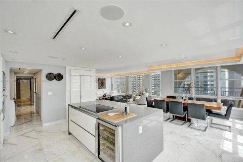 Condo in Miami Beach, Florida, 2 bedrooms  № 1740075 - photo 10