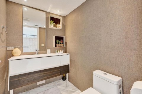 Condo in Miami Beach, Florida, 2 bedrooms  № 1740075 - photo 23