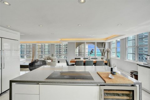 Condo in Miami Beach, Florida, 2 bedrooms  № 1740075 - photo 17