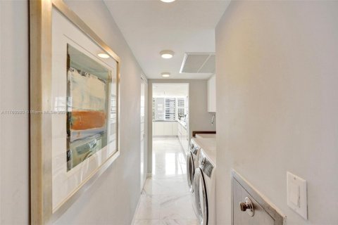 Condo in Miami Beach, Florida, 2 bedrooms  № 1740075 - photo 25