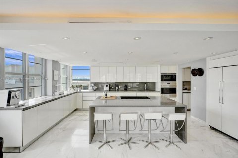 Condo in Miami Beach, Florida, 2 bedrooms  № 1740075 - photo 2