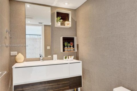Condo in Miami Beach, Florida, 2 bedrooms  № 1740075 - photo 24