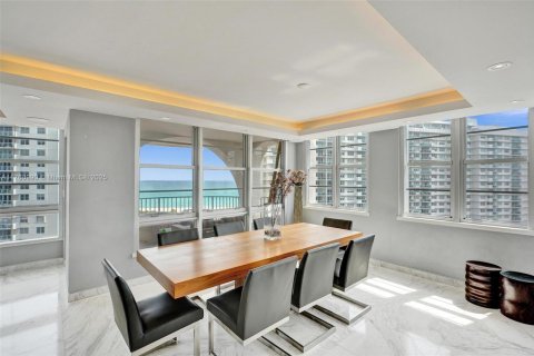 Condo in Miami Beach, Florida, 2 bedrooms  № 1740075 - photo 15