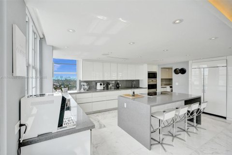 Condo in Miami Beach, Florida, 2 bedrooms  № 1740075 - photo 21