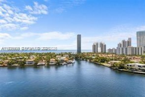 Condominio en venta en Aventura, Florida, 2 dormitorios, 169.55 m2 № 1994697 - foto 2