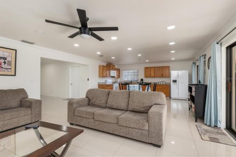 House in Port Charlotte, Florida 3 bedrooms, 148.36 sq.m. № 1615032 - photo 6