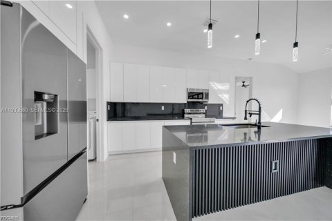 Casa en venta en Lehigh Acres, Florida, 3 dormitorios, 164.99 m2 № 2056315 - foto 3